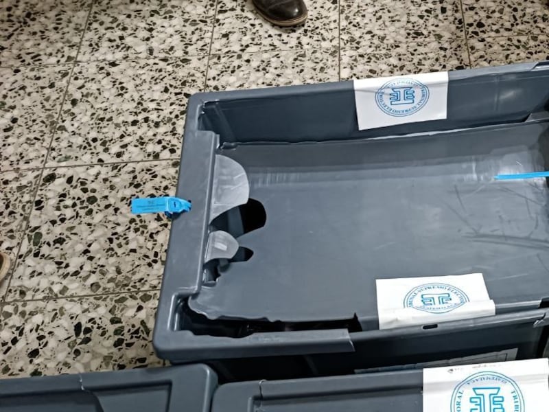 Zunil y San Juan Olintepeque reciben cajas electorales dañadas