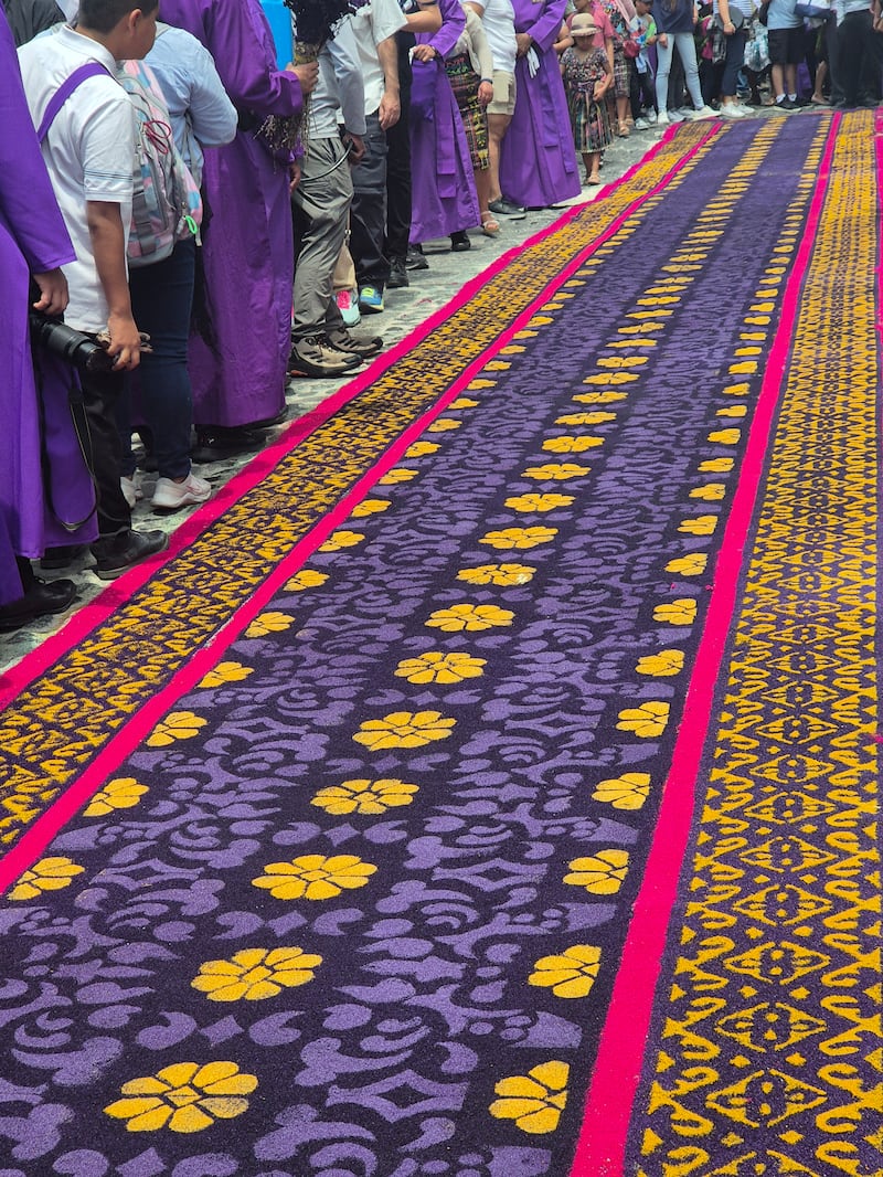 Alfombra colorida en Antigua Guatemala. Foto: Roxana Tocay/Publinews