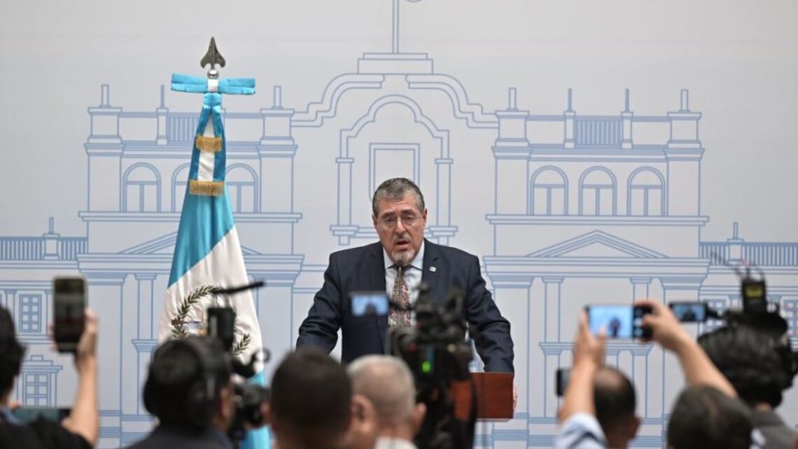 Bernardo Arévalo analiza aumentar el salario a los gobernadores.