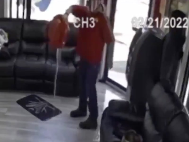 Video: cliente molesto por corte de pelo intentó incendiar una barbería