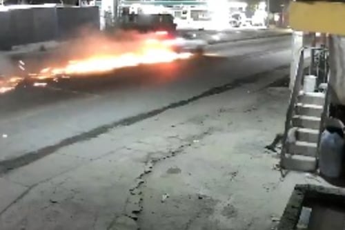 Momento en que camionetilla arrolló varios metros a una pareja en ruta al Atlántico