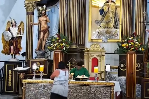 VIDEO. Mujer irrumpe misa y lanza líquido a sacerdote en Huehuetenango