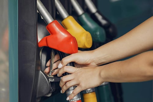 Subsidio a combustibles arranca el 1 de mayo: así funcionará el beneficio de Q8 al diésel y Q5 a la gasolina