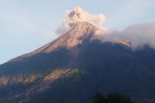 Alerta por caída de ceniza: emiten recomendaciones ante actividad del Volcán de Fuego