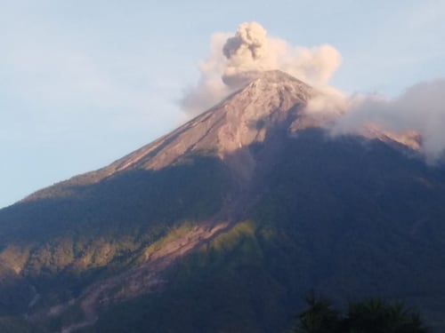 Alerta por caída de ceniza: emiten recomendaciones ante actividad del Volcán de Fuego