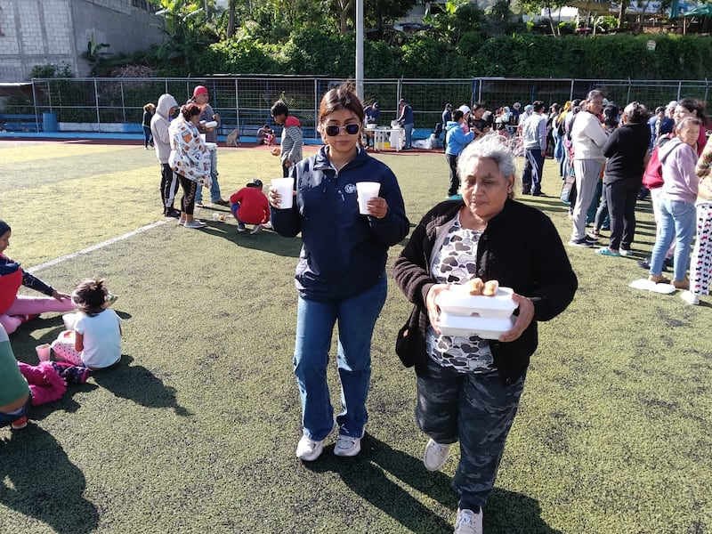 Vecinos de San Vicente Pacaya, Escuintla, durmieron en una cancha de futbol.