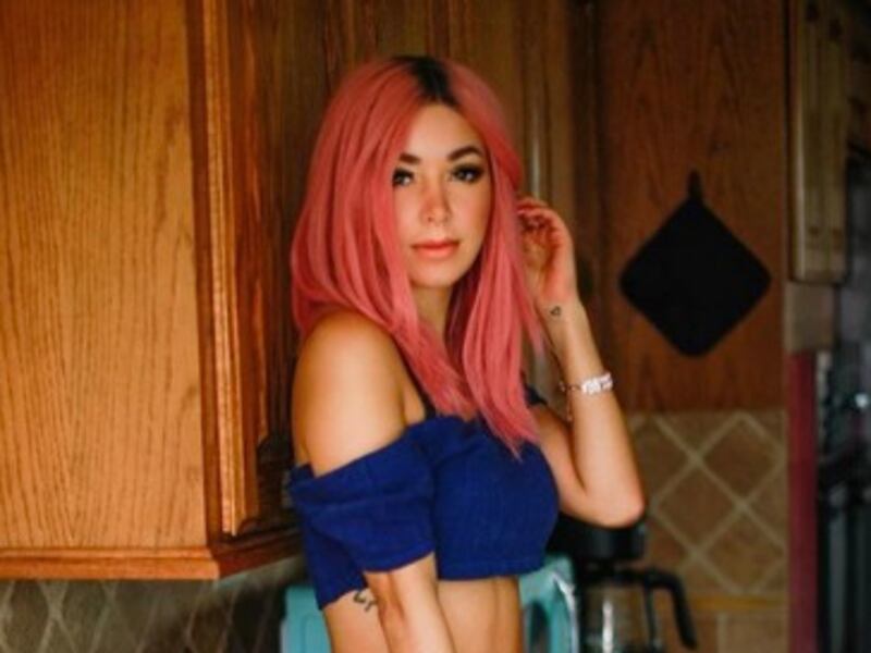 En mini bikini, Caeli aparece en candente video dentro de una piscina