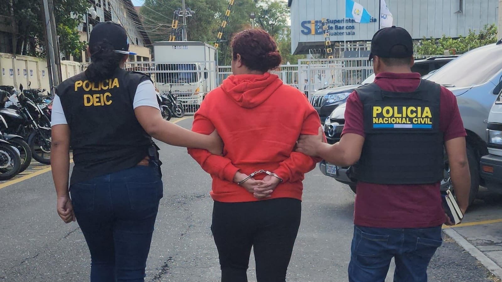 Tres mujeres y dos hombres, son los presuntos integrantes de una estructura criminal conocida como “Los Atracadores”. Foto: PNC