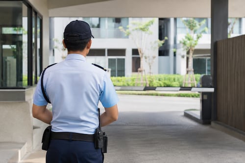 Guardia se dispara accidentalmente dentro de condominio en zona 12