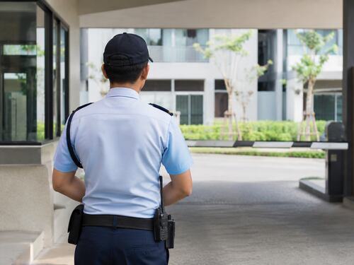 Guardia se dispara accidentalmente dentro de condominio en zona 12