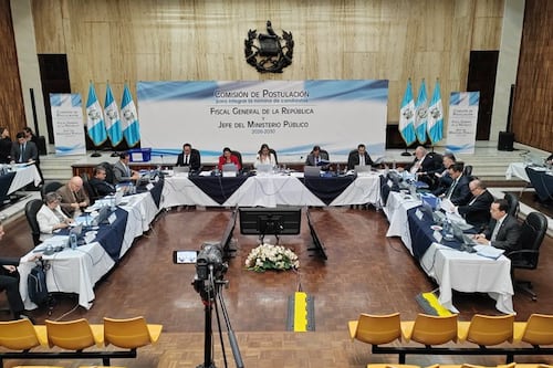 VIDEO. Aspirante a fiscal general irrumpe sesión de la postuladora