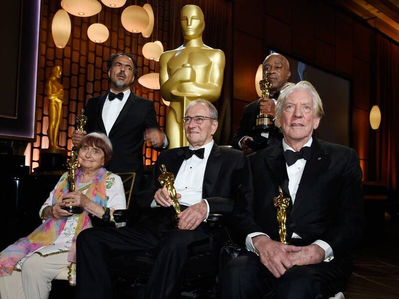 Hollywood olvida el escándalo en primera gran noche de los Oscar