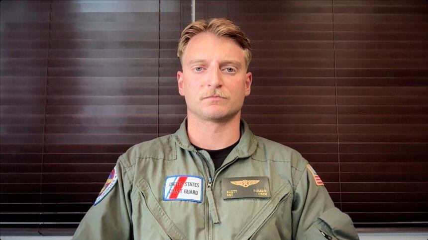 Agente de la Guardia Costera de los Estados Unidos, salvó a más de 100 personas. (Foto: CNN)