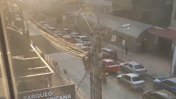 La cola de vehículos llega hasta Vista Hermosa zona 15. Foto: Cortesía