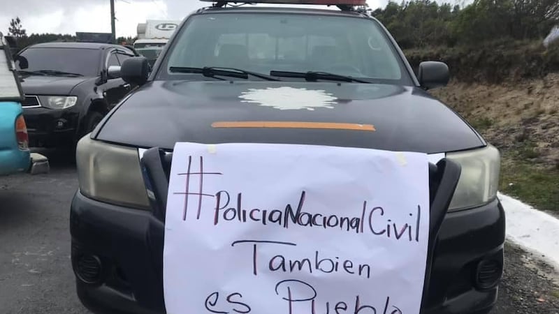 FOTOS. Autopatrulla porta carteles con mensajes contra autoridades
