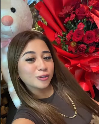 Esme la chapina presume romántico detalle de San Valentín