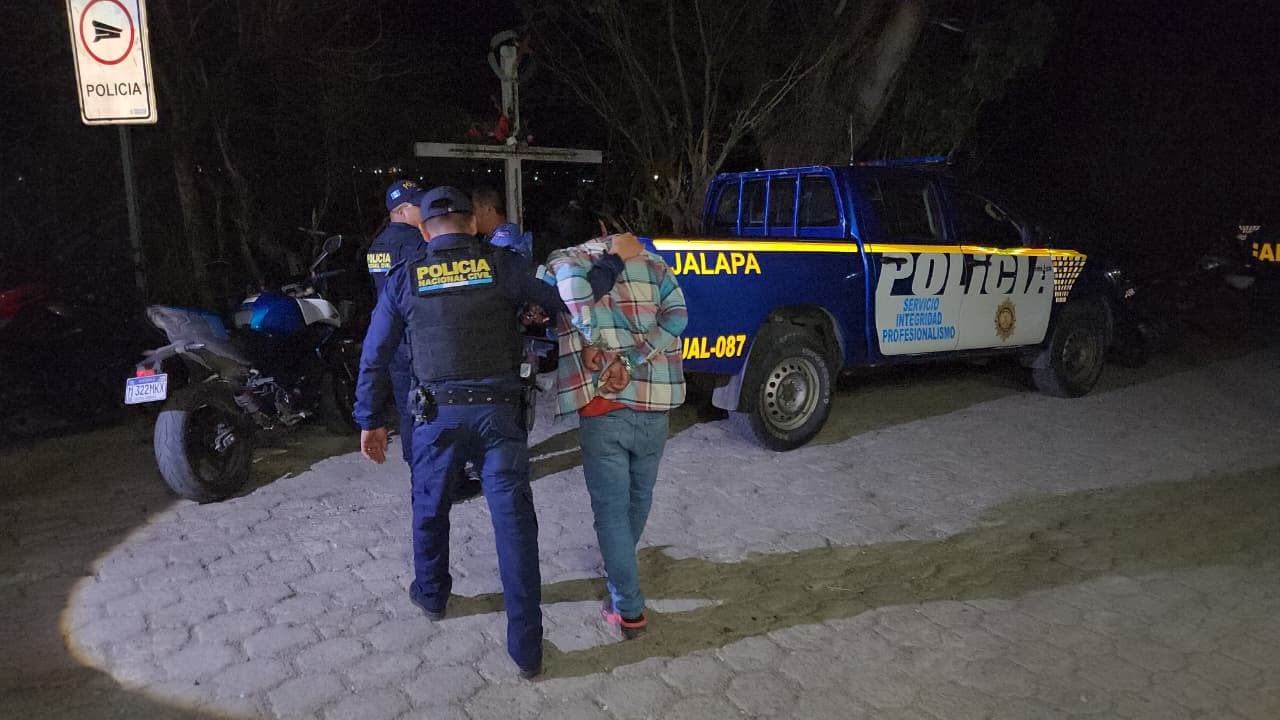 Capturan a dos hombres por disparar al aire. Foto: PNC