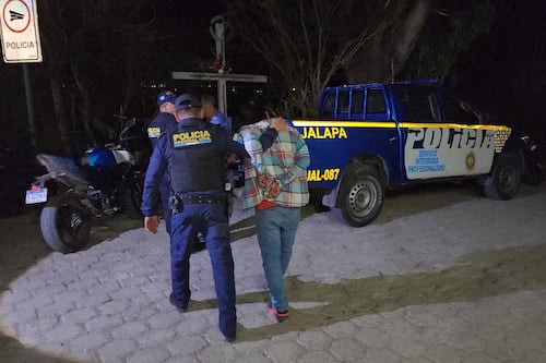 Intentó evitar captura de su amigo y ambos terminan detenidos en Jalapa