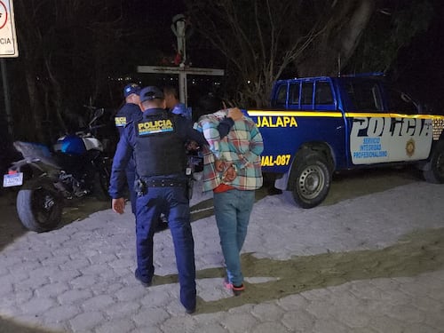 Intentó evitar captura de su amigo y ambos terminan detenidos en Jalapa