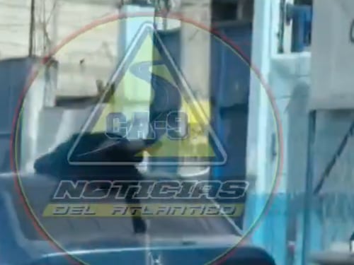 Captan a pasajero exponiendo su vida en pleno tránsito de ruta al Atlántico