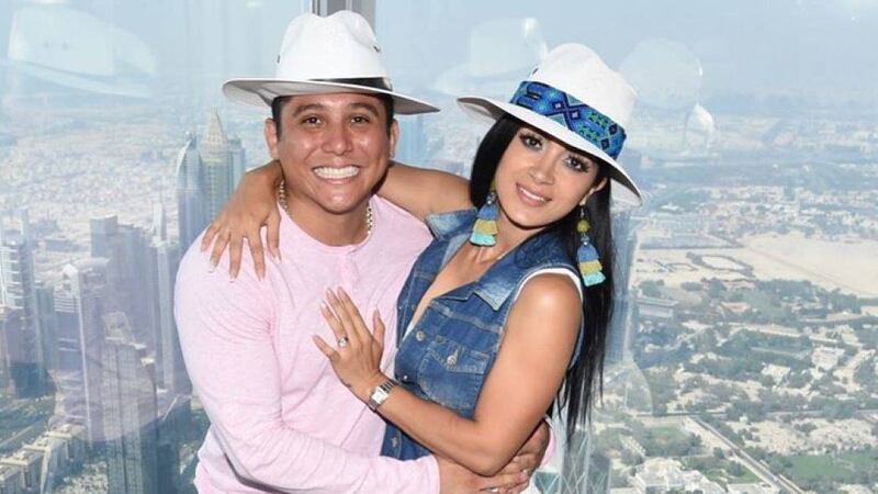 Hacen pedazos a Edwin Luna por su atuendo "de mujer" y su pose igual a Kim Flores