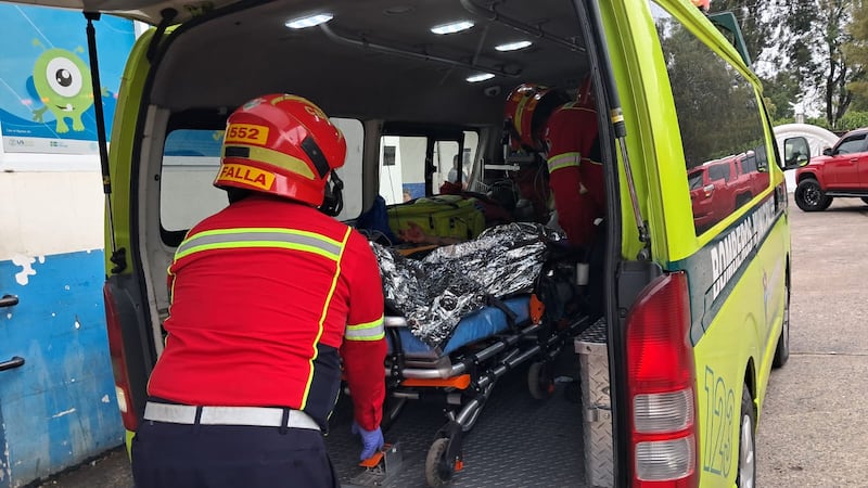Mauricio Ernesto Gaitán Martínez, 32 años, es auxiliado por Bomberos Municipales en el Hospital Roosevelt. Foto: CBM