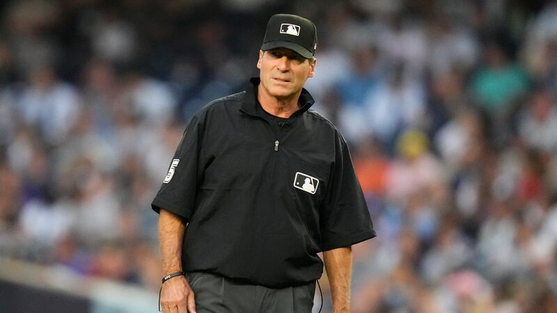 Ángel Hernández, famoso por demandar por discriminación a la MLB, anunció su retiro