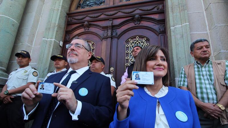 Simpatizantes y afiliados de Semilla acompañan a binomio a recibir credenciales
