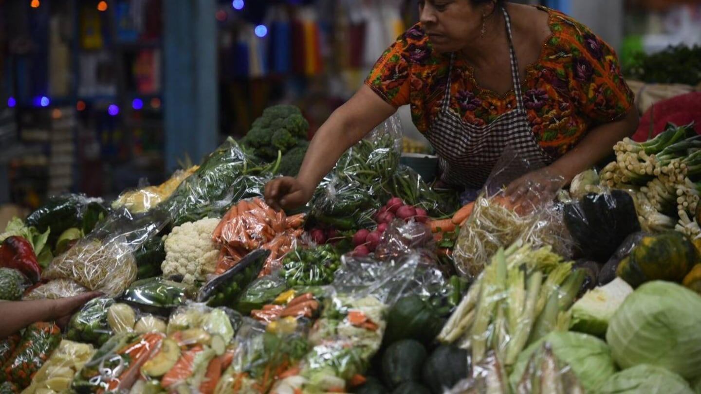 Varios productos se adquieren a precios mayores en los mercados.