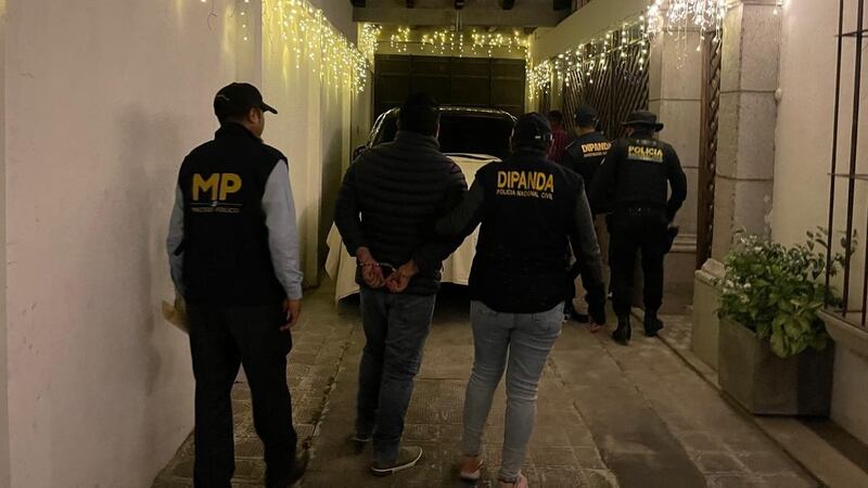 Tres comunicadores son capturados por una denuncia del alcalde de Antigua Guatemala