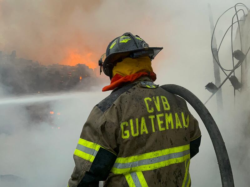 Incendio de tarimas en Prados de Villa Hermosa deja 250 mil quetzales en pérdidas