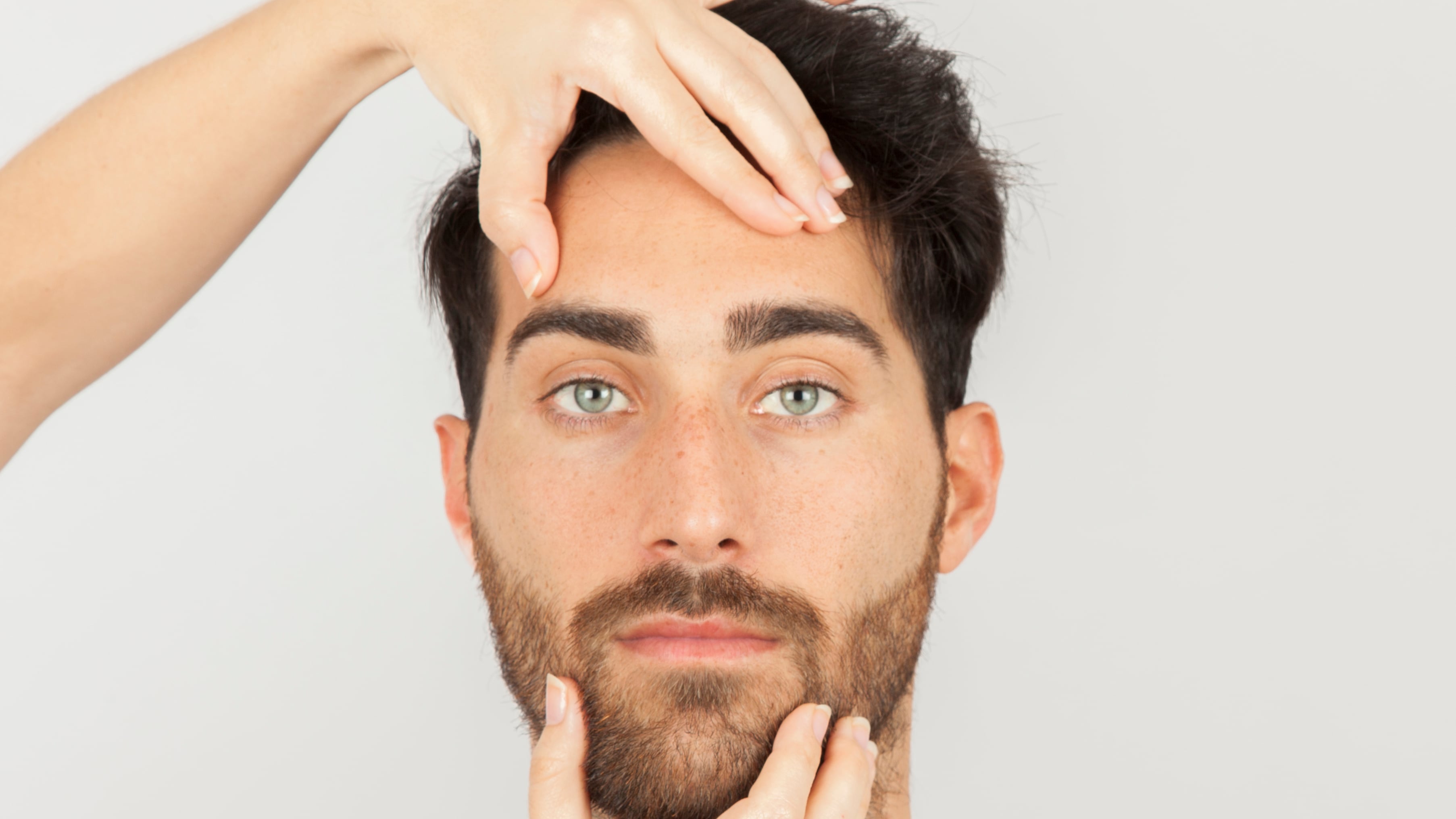 Aunque suelen asociarse con la belleza y la expresión facial, las cejas y las pestañas cumplen funciones para proteger los ojos, filtrar partículas e incluso reforzar la comunicación humana. Foto: Magnific.