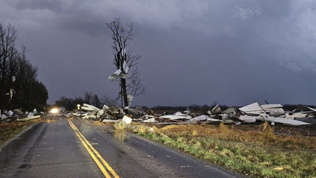 VIDEO. Tornado se lleva volando el techo de un edificio en Estados Unidos