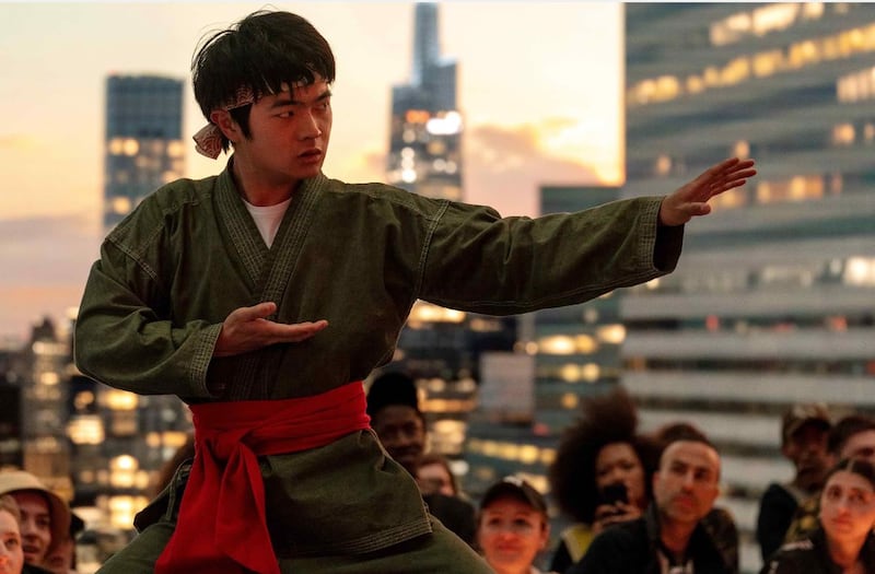 Karate Kid: Leyendas se estrena este 8 de mayo y une a Daniel LaRusso con el Sr. Han en una historia épica.