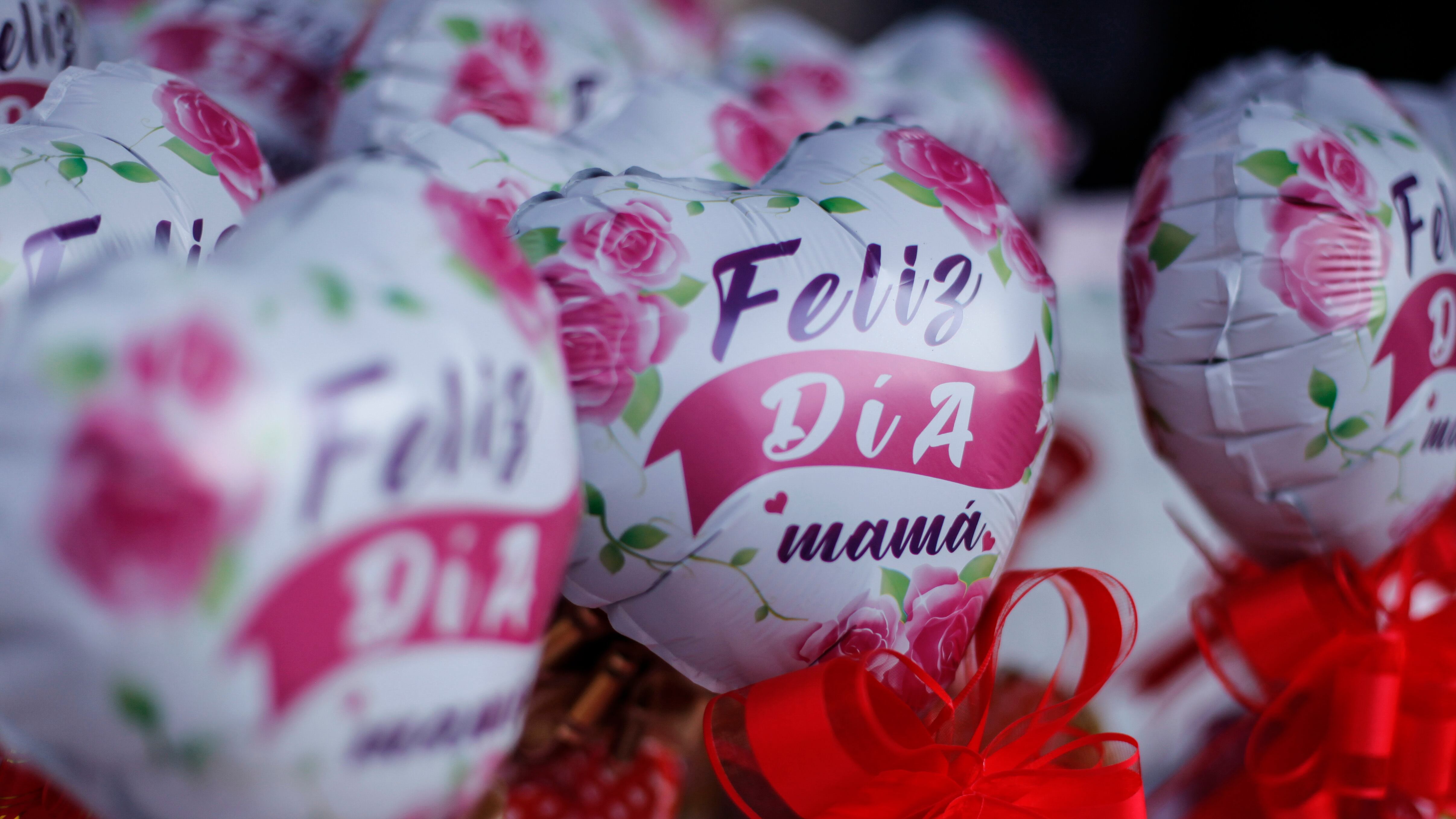 Dia de la Madre | 11 de MAYO de 2024 / PUENTE ALTO
Comerciantes venden productos por el Día de la Mamá, el que se celebra popularmente el segundo domingo de mayo.
FOTO: JESÚS MARTÍNEZ / AGENCIA UNO