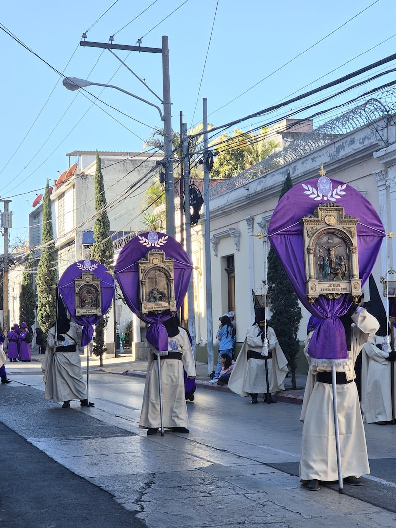 Penitentes llevan pasos de Viacrucis en el Cortejo Procesional del Calvario. Foto: Roxana Tocay/Publinews