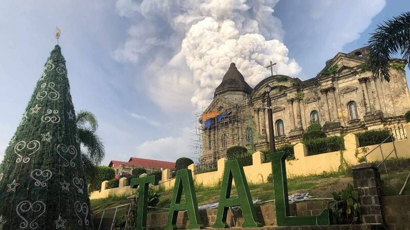 VIDEOS. Tras 40 años, volcán filipino despierta y expulsa gigantesca nube de ceniza