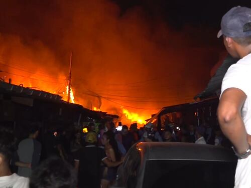 Incendio por fuegos artificiales destruye al menos 50 negocios en Mercado de Honduras