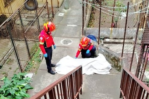 Hombre pierde la vida tras caer de las gradas de un apartamento en zona 21