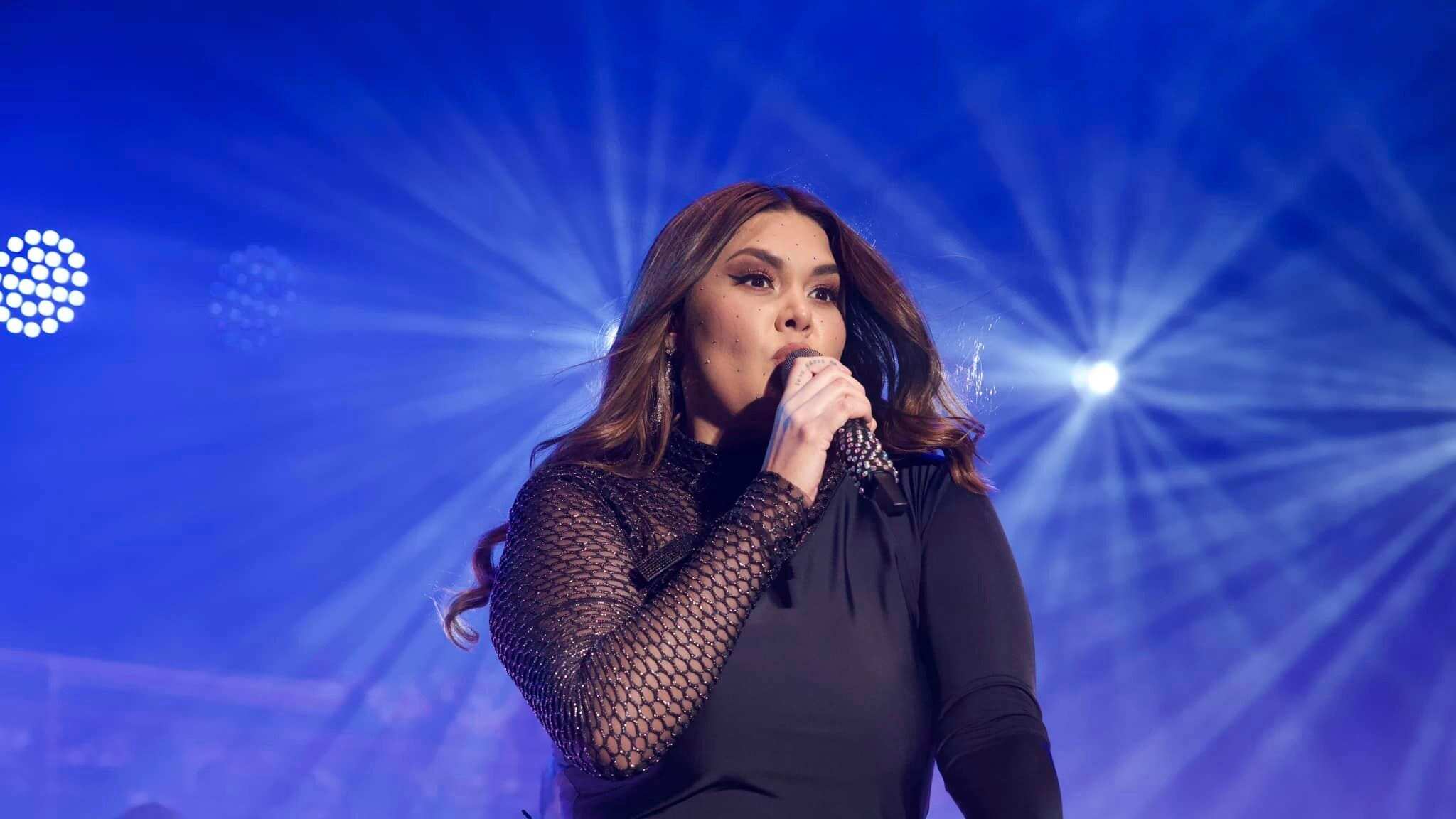 La cantante mexicana le dio un sorbo a una bebida guatemalteca, y su reacción se viralizó.