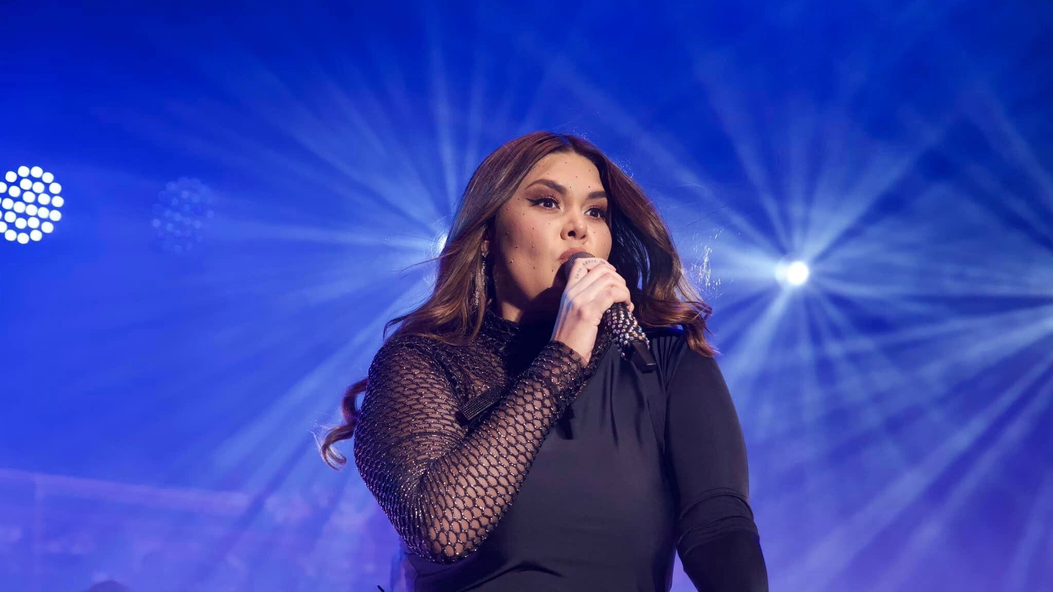 La cantante mexicana le dio un sorbo a una bebida guatemalteca, y su reacción se viralizó.