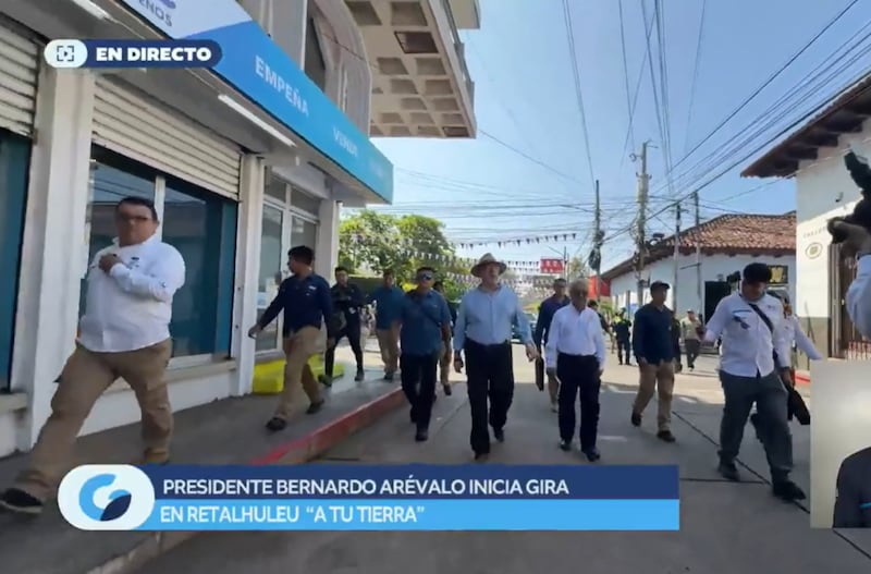 El presidente Bernardo Arévalo durante su gira en Retalhuleu.