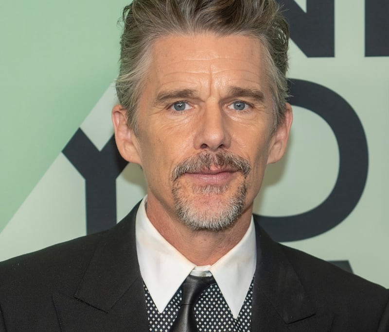 De ícono noventero a referente del cine de autor contemporáneo, Ethan Hawke ha construido una carrera sólida y diversa. Foto: Wikipedia (2009).