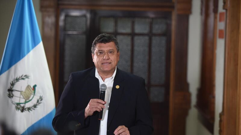 Castillo señala que al hacer llamadas escucha una "especie de interferencia"