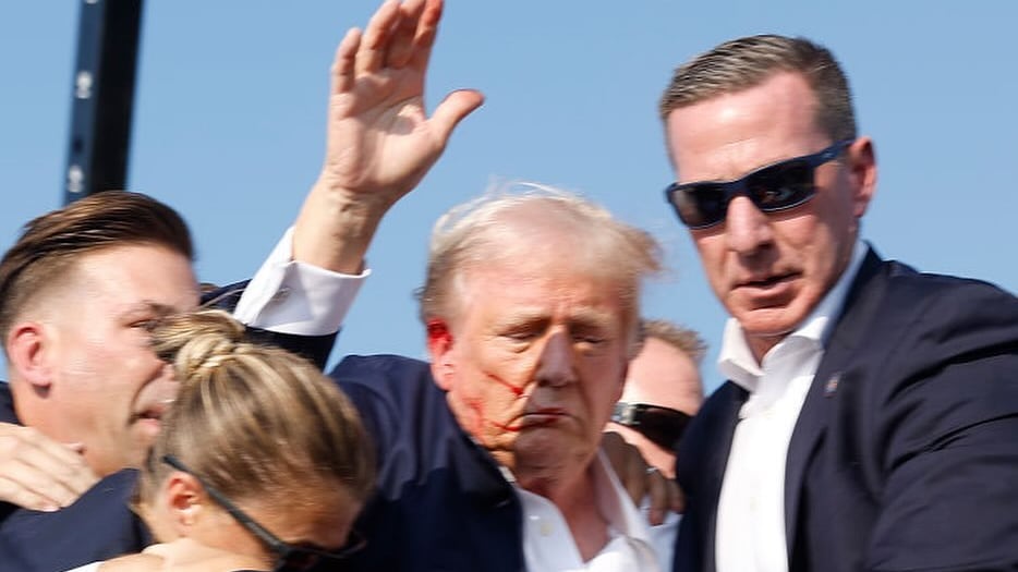 Primeras imagenes donde se puede observar a Donald Trump con sangre en el rostro.