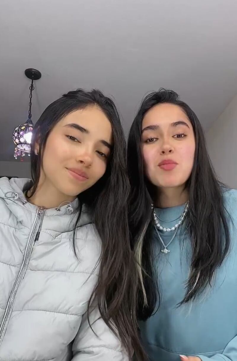 Dania y Jimena, hermanas cantantes