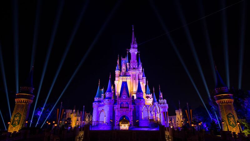 Terror y estampidas en un parque de Disney por supuesta presencia de una persona armada