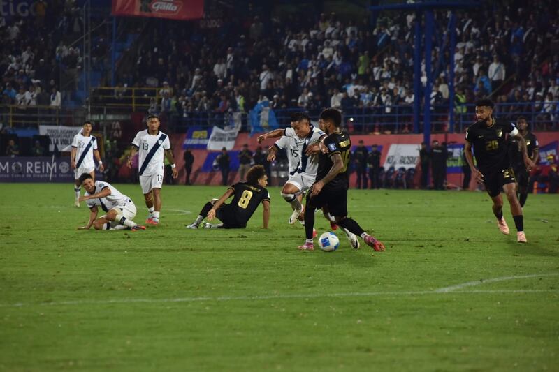 La defensa canalera fue certera ante el ataque de los guatemaltecos. Foto: Stanley Herrarte