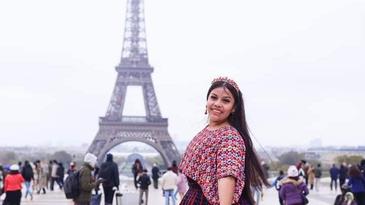 ¡Quinceañera de Alta Verapaz luce su traje típico en París!