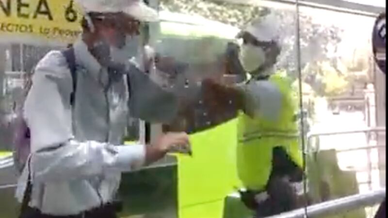 VIDEO: la riña entre un policía municipal y un usuario en estación del Transmetro